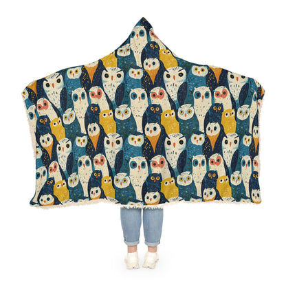 BLUE OWLS LOOKING  - Hooded Fleece Blanket