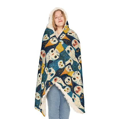 BLUE OWLS LOOKING  - Hooded Fleece Blanket